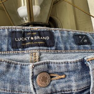 Lucky Brand Cropped Jeans -Sz 28/6. They have just a touch of distressed look.